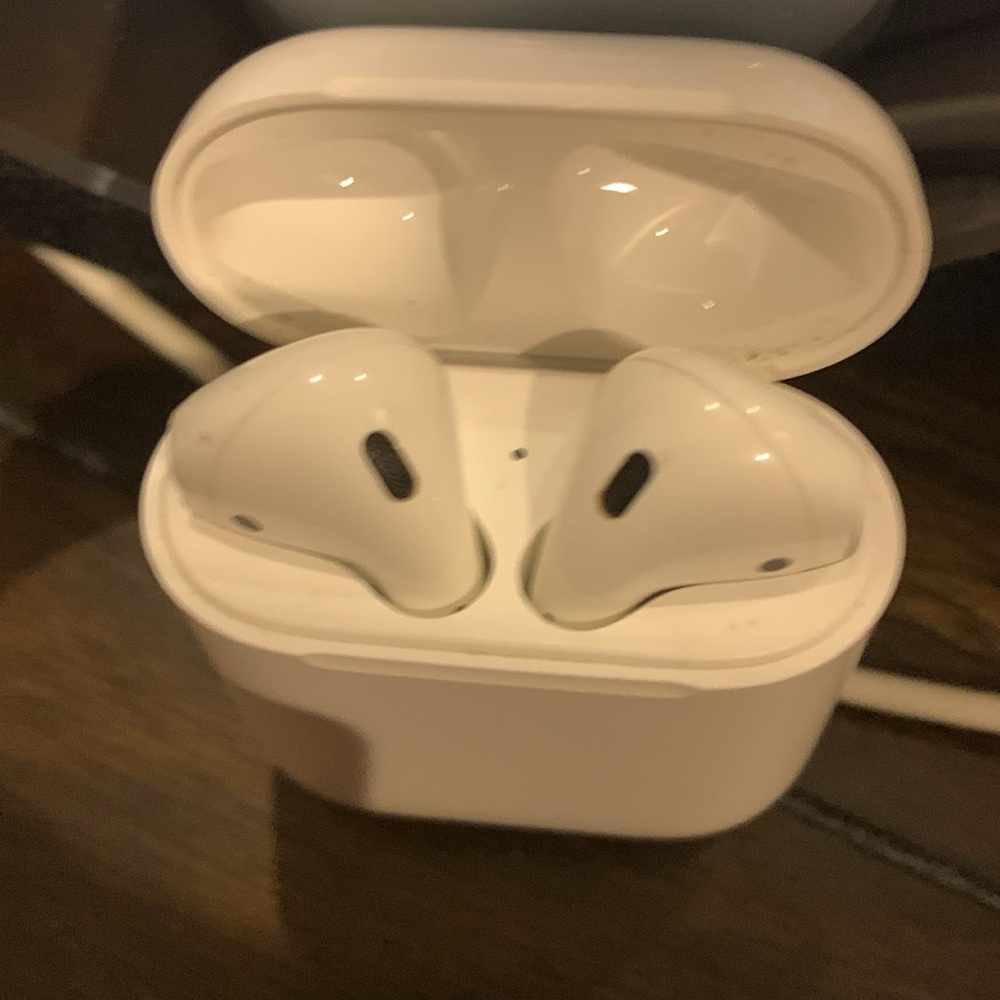 AirPods - Picture 3 of 4
